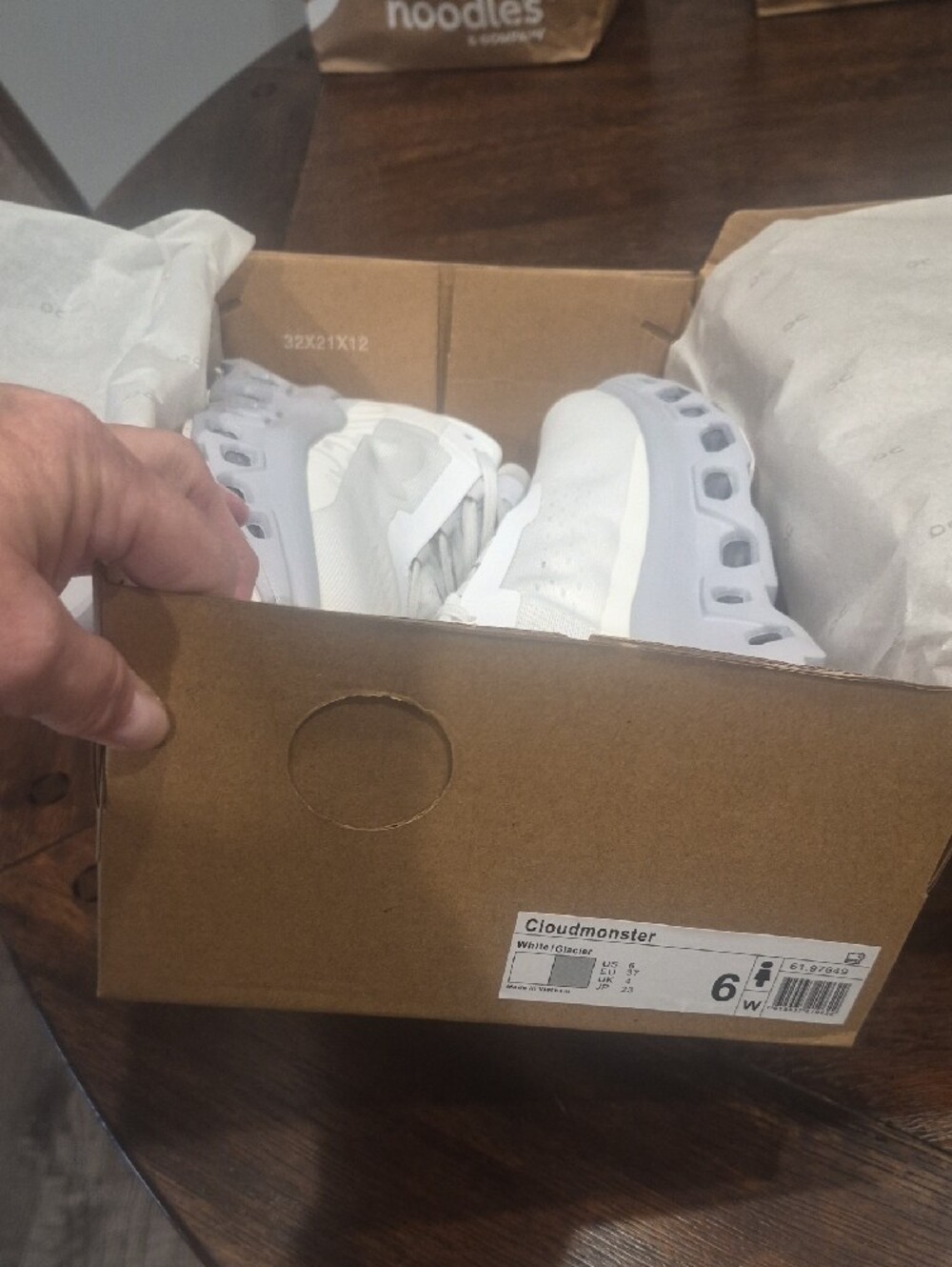 “New Women’s On Cloudmonster Size 6 White Gray Running Shoes - Picture 10 of 10